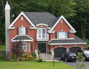 Obraz premium Modern brick home with green grass in front