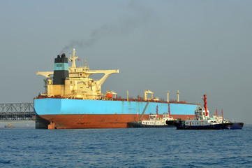 Oil tanker and tugboats