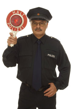 Polizist mit Polizeikelle