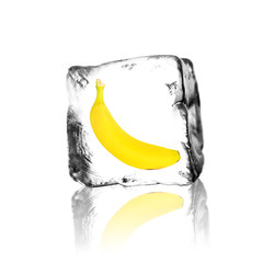 Banane dans un bloc de glace