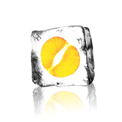 Mandarine dans un bloc de glace