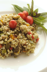 Orzo e farro freddo con peperoni e zucchine