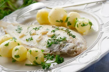 Crédence de cuisine en verre imprimé Plats de repas sole fish with potatoes.sogliola con patate