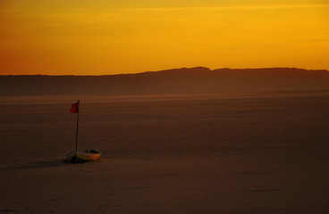 wschód słońca na słonym jeziorze, Tunezja - obrazy, fototapety, plakaty