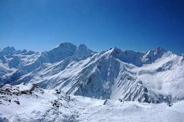 Fototapeta na wymiar Góry i śnieg