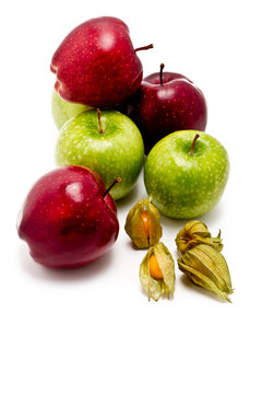 Äpfel und Physalis