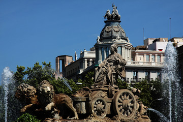 Fototapeta na wymiar Fontanna w Madrycie