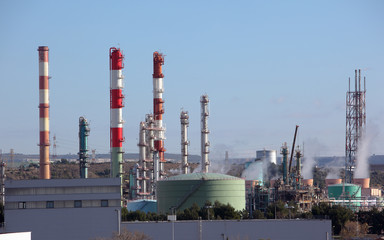 Obraz premium Towers in an oil refinery
