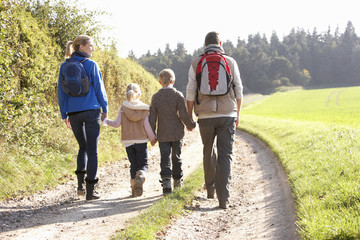 Obraz premium Young family walking in park