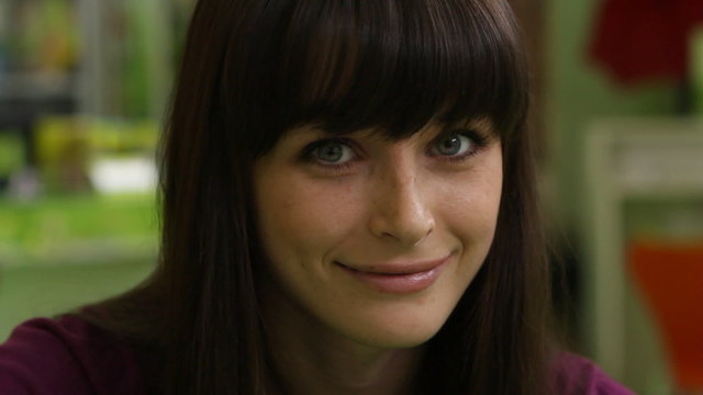 Красивая девушка говорит и смеется