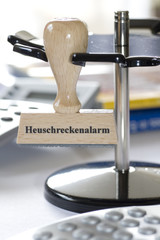 Stempel mit der Aufschrift Heuschreckenalarm