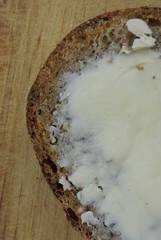 selbstgebackenes Brot mit Butter bestrichen