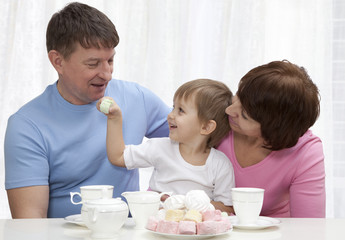 Obraz na płótnie Canvas Mature couple with grandchild have a breakfast