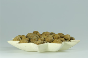 Walnüsse auf Weihnachtsteller