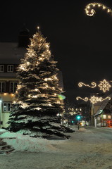 Beleuchteter Weihnachtsbaum bei Nacht