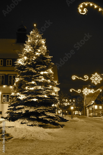 quot beleuchteter weihnachtsbaum im schnee bei nacht quot beleuchteter weihnachtsbaum im schnee bei nacht