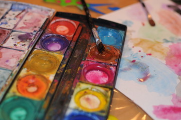 Malkasten mit Pinsel