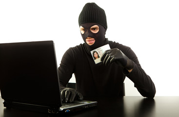 Missbrauch von Daten im Internet Personalausweis