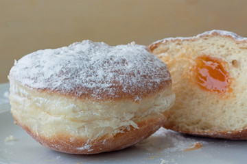 halbierter faschingskrapfen