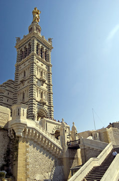 Vorderansicht der Kirche NOTRE DAME DE LA GARDE in Marseille