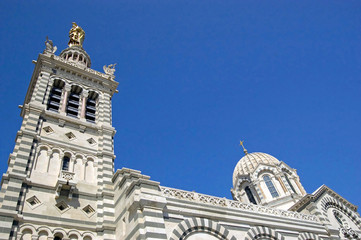 Vorderansicht der Kirche NOTRE DAME DE LA GARDE in Marseille