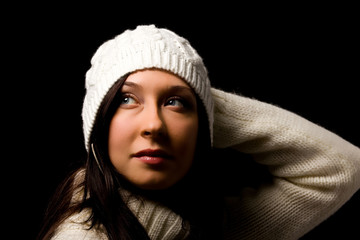 Ritratto donna con cappello di lana su sfondo nero