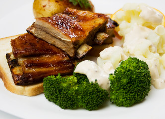 Honey glazed ribs with broccoli and cauliflower