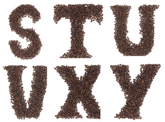 lettera dell'alfabeto fatta con chicchi di caffe su fondo bianco