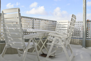 Gartenmöbel im Schnee