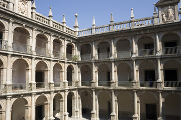 Fototapeta na wymiar Dziedziniec w Wyższym Szkoły San Ildefonso - Alcalá de Henares