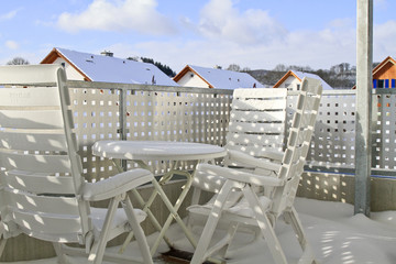 Gartenmöbel im Schnee