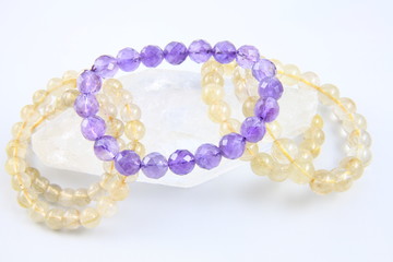 水晶ブレスレット群