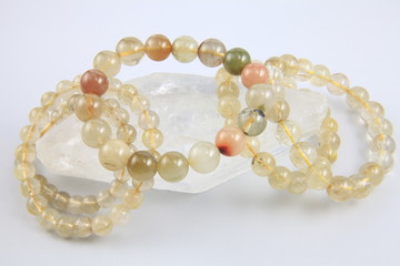 水晶ブレスレット群