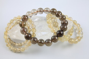 水晶ブレスレット群