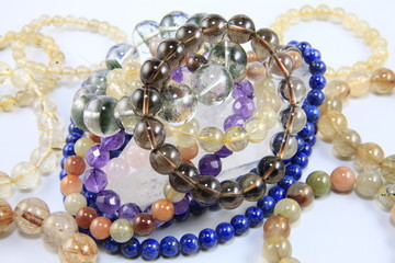 水晶ブレスレット群