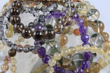 水晶ブレスレット群