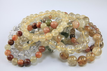 水晶ブレスレット群