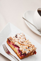 Streuselkuchen und eine Tasse Kaffee