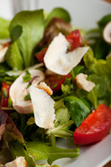 Nahaufnahme von einem Salat mit Parmesan