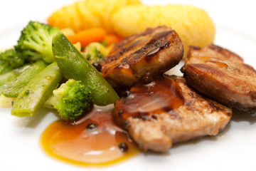 Schweinefilet mit Gemüse und Kroketten