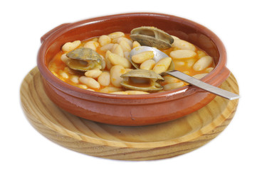 Ración de habas con almejas.
