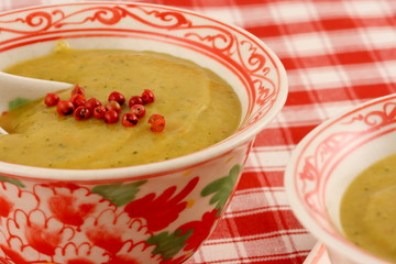 Soupe de légumes aux baies roses