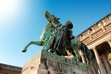 Obraz premium A horse and rider statue at Royal palace in Budapest