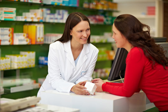 Diskrete Apothekerin h&ouml;rt zu