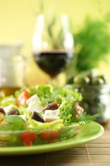 Salat mit Feta und Oliven