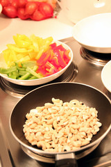 Vorbereitete Zutaten für Wokgemüse mit Cashewnüssen