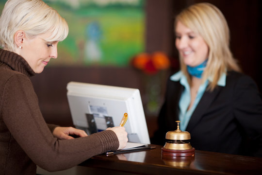 frau checkt in hotel ein