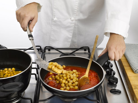 faire cuire les aliments dans la sauce tomate