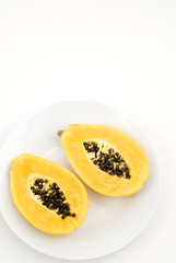 皿の上のカットパパイア