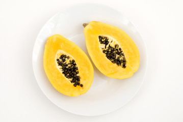 皿の上のカットパパイア